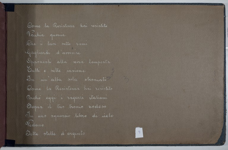 Trascrizione su cartoncino della motivazione dettata dal poeta partigiano  Giovanni Serbandini "Bini" con la quale venne donata la Medaglia d'oro commemorativa ad Alcide Cervi.